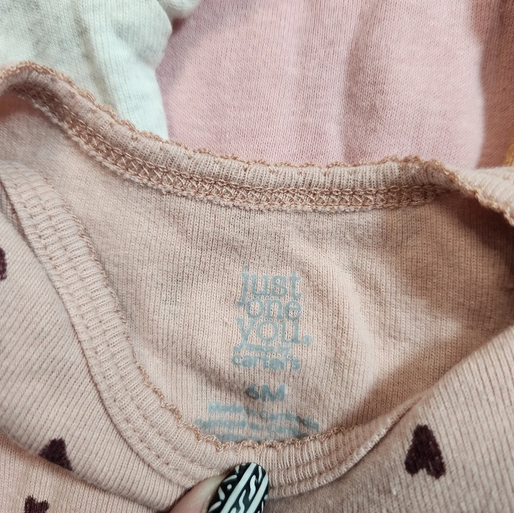 4‎ onesie lot. size 6 months